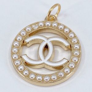 Zipper pull stamped Chanel